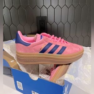 They’re size 8, Pink and Navy, Never have been worn brand new.